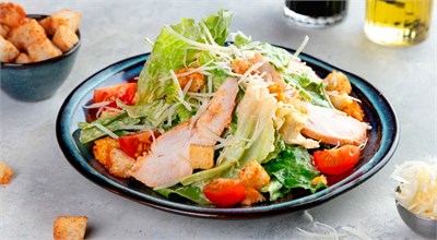 САЛАТ ЦЕЗАРЬ С ЦЫПЛЕНКОМ 08093