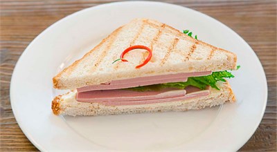 СЭНДВИЧ С КОПЧЁНОЙ КОЛБАСОЙ 08174